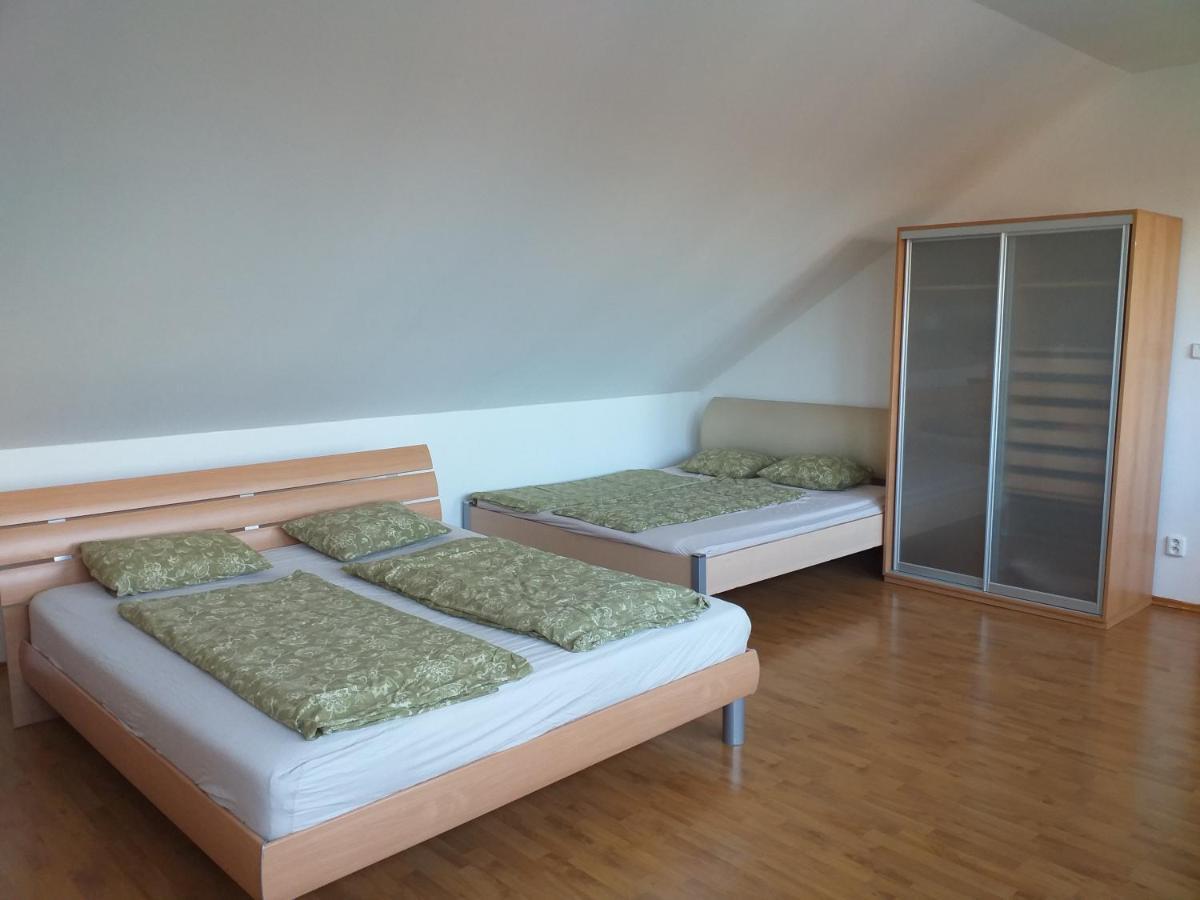 Villa Kysucka Senec Buitenkant foto